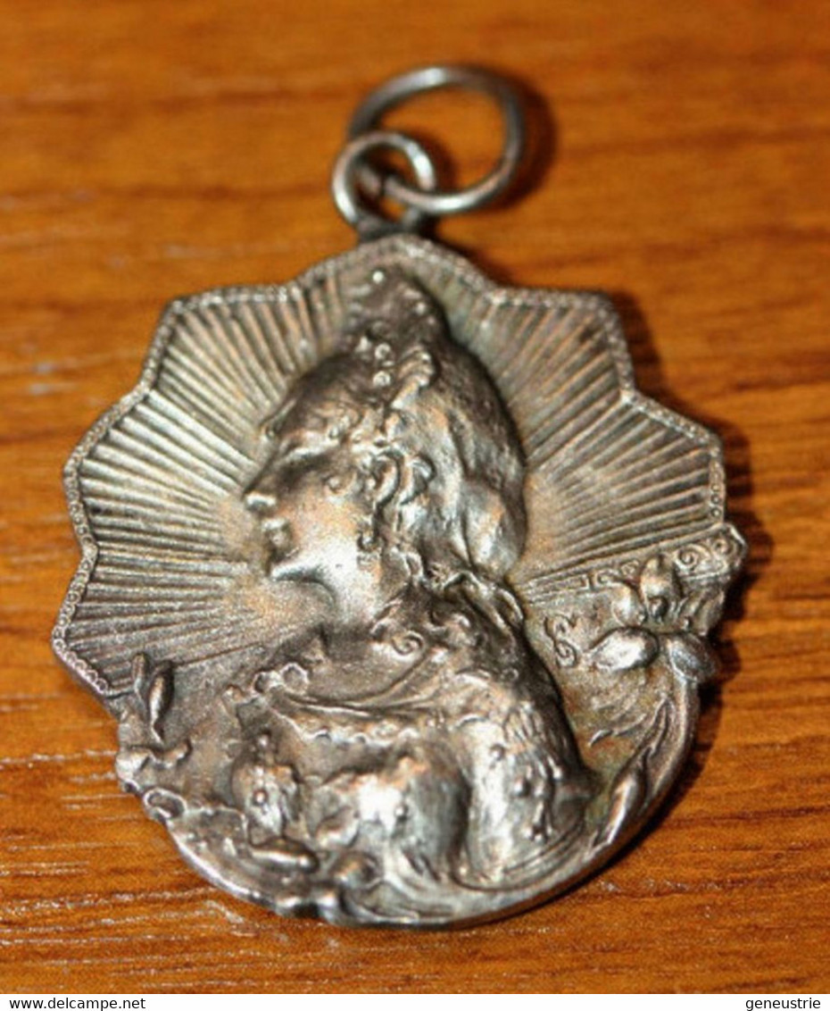 Magnifique Pendentif Médaille Art Nouveau à Déterminer "Portrait De Carmen - Georges Bizet / Taureau" - Tauromachie - Anhänger