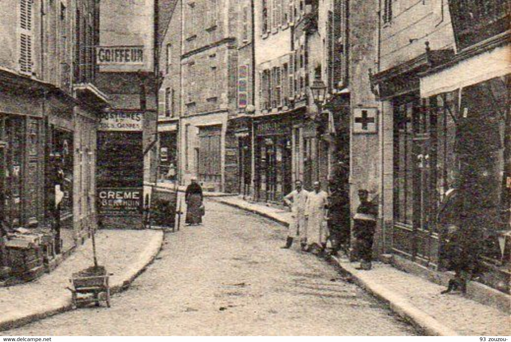 45. Gien. Rue Gambetta, Animée Par Ces Commerçants 1914 Carte Impeccable. - Gien