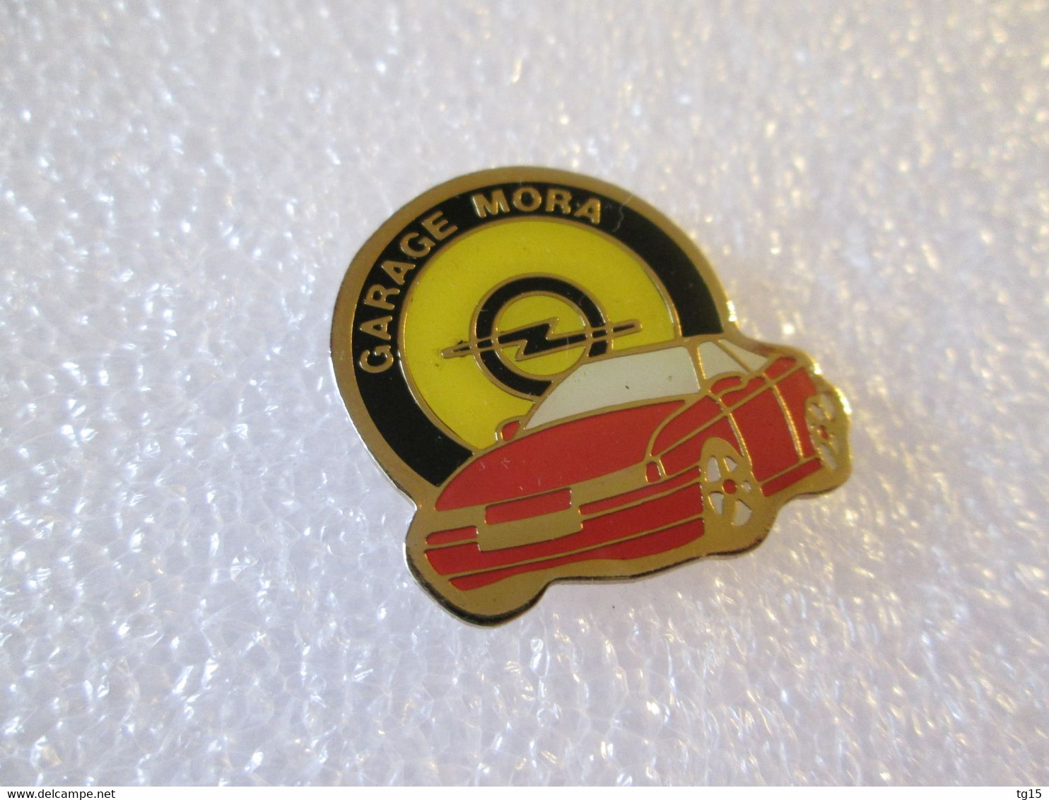 PIN'S    OPEL  CALIBRA      GARAGE  MORA - Opel