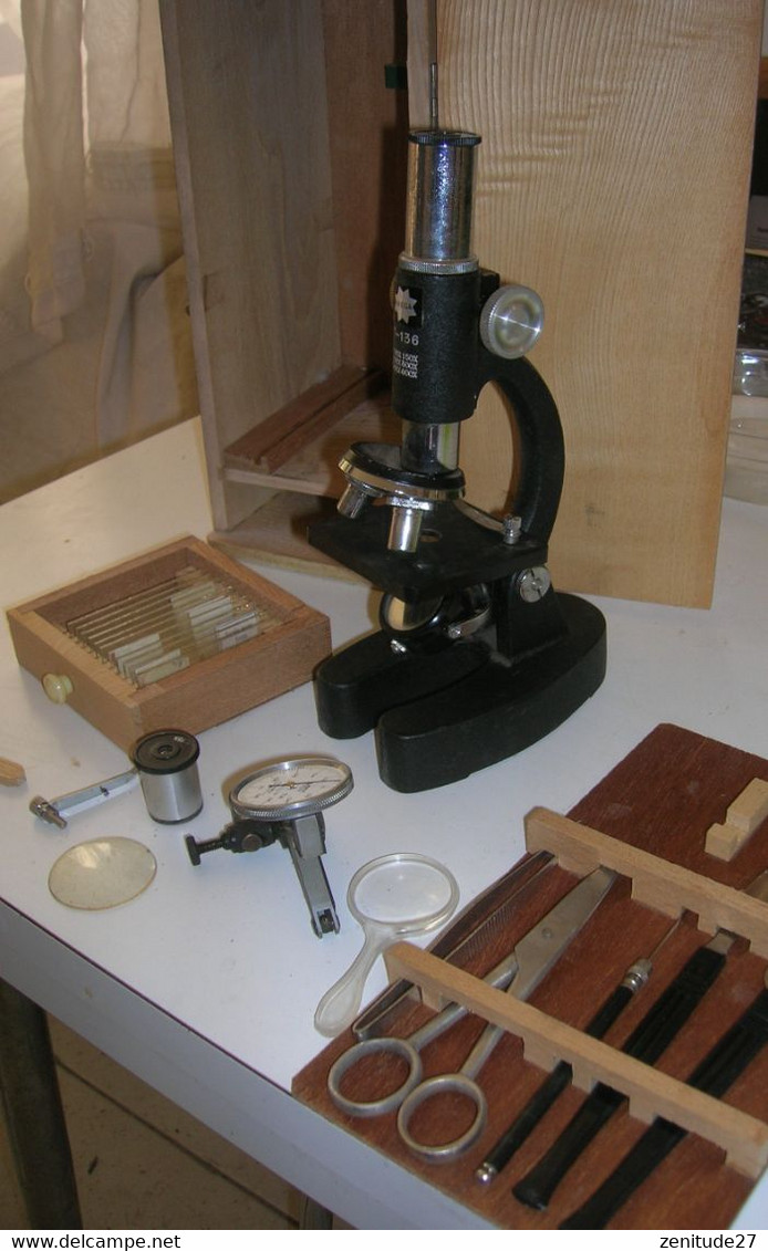 Microscope Ancien WEGA 7-136 Dans Son Coffret Bois Et Ses Accessoires - Autres Appareils