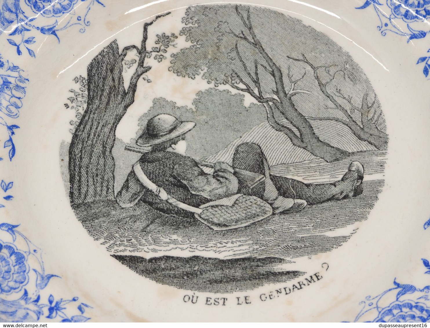 *ANCIENNE ASSIETTE PORCELAINE OPAQUE De GIEN OU EST LE GENDARME? Collection   E - Gien (FRA)