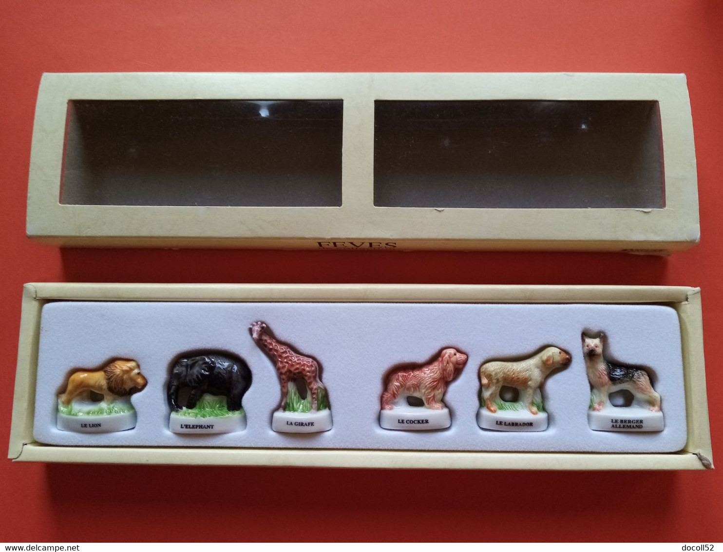 COFFRET DE 6 FEVES ANIMAUX DONT LION , ELEPHANT , GIRAFE , CHIENS COCKER , LABRADOR , BERGER ALLEMAND - Tiere