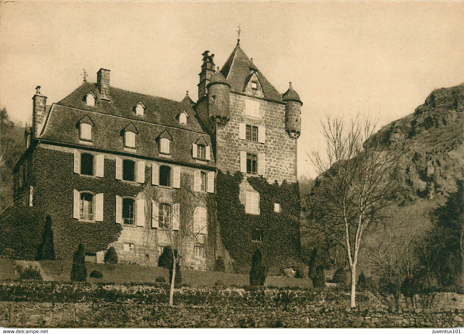 CPA Le Cantal-Château De Comblat-Près Vic Sur Cère-479     L2048 - Arpajon Sur Cere