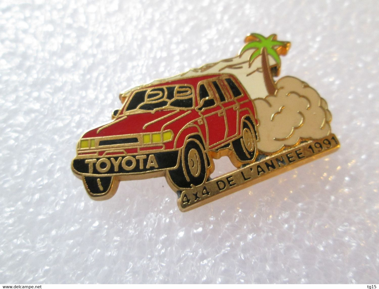 PIN'S    TOYOTA  LAND CRUISER  STATION WAGON  ROUGE   ARTHUS BERTRAND 4X4 DE L'ANNÉE  1991 - Toyota