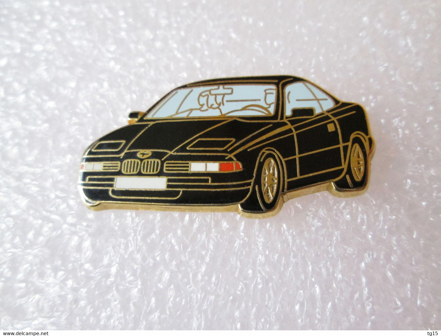 PIN'S     BMW    SERIE 8   ARTHUS BERTRAND  Noir Vitres Bleu - BMW