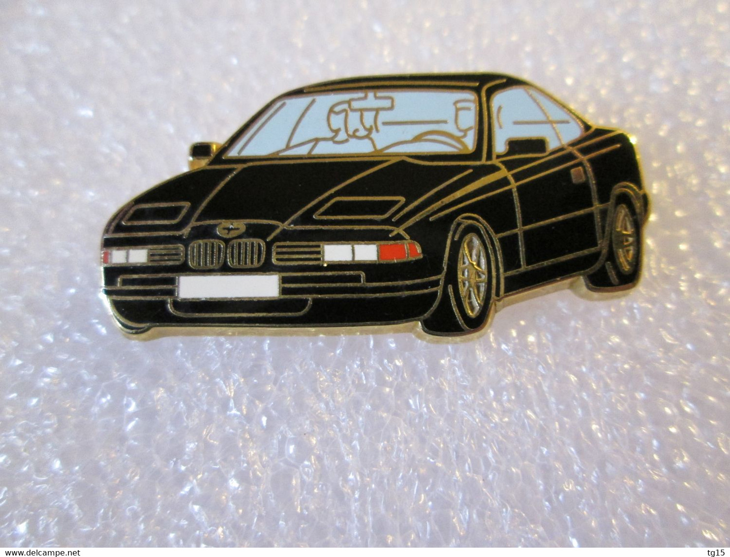 PIN'S     BMW    SERIE 8   ARTHUS BERTRAND  Noir Vitres Bleu - BMW