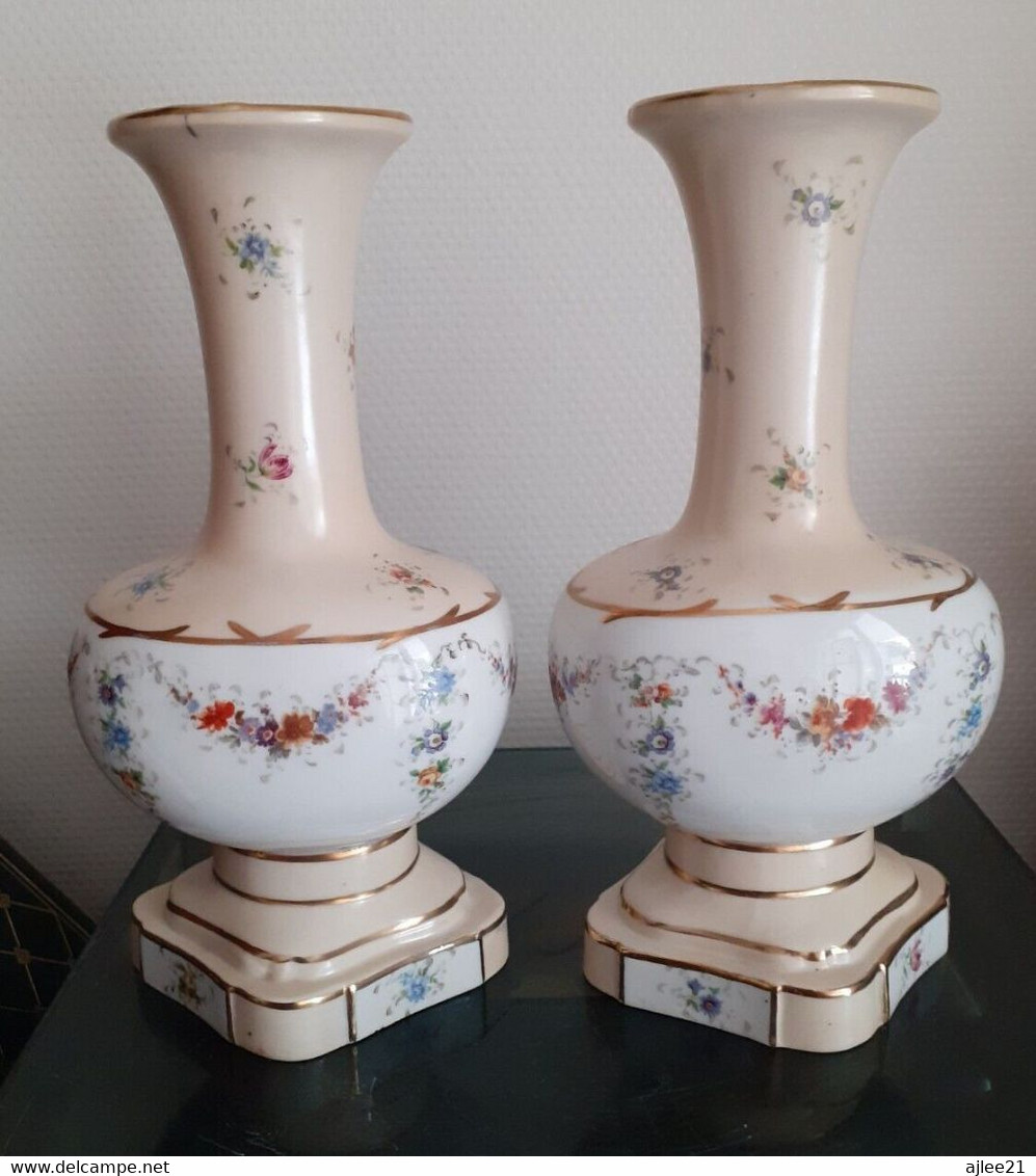 Paire De Vases Louis XV Porcelaine. Couleuvre Rouge Albert Laurent. Années 30. - Vasi