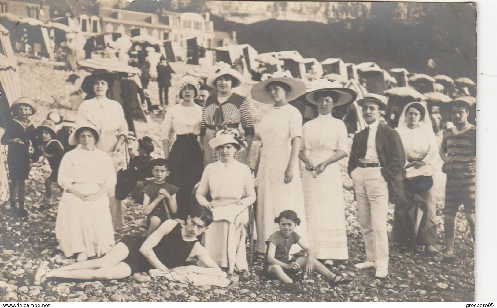 LE TREPORT CARTE PHOTO FEMMES ELEGANTES A CHAPEAUX BAIGNEURS PERSONNES A IDENTIFIERS - Le Treport