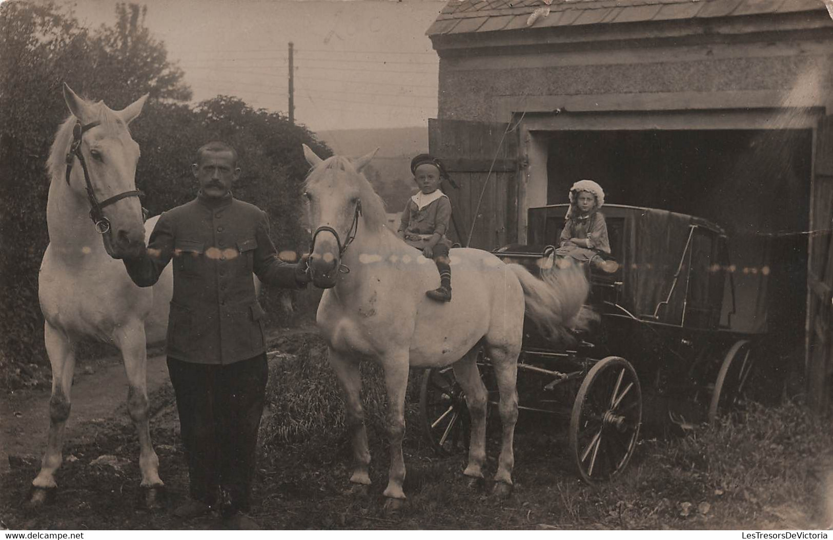 Photographie - Homme Et Enfants Avec Chevaux Et Calèche Devant Une Grange  - Carte Postale Ancienne - Fotografia