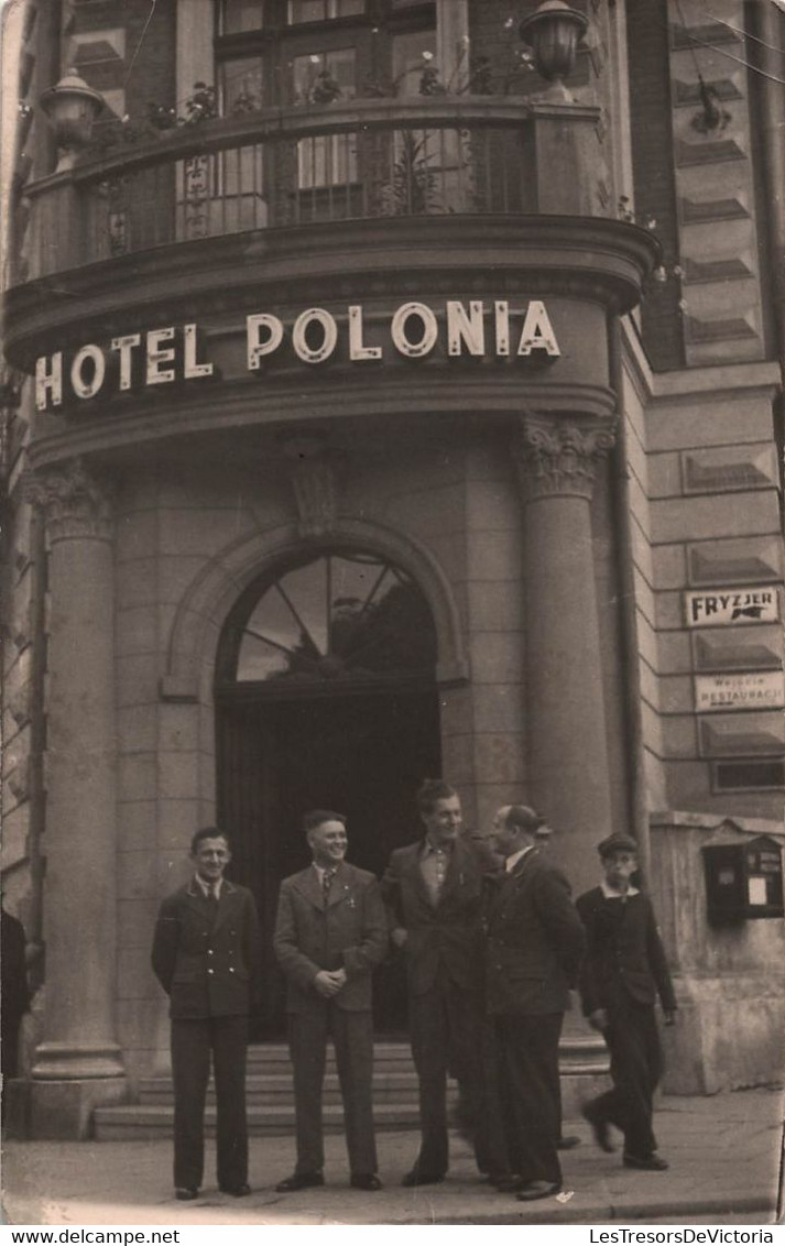 Photographie Hommes Devant L'hotel Polonia  - Carte Postale Ancienne - Fotografia