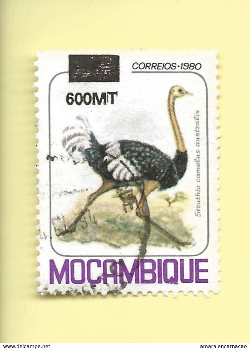 TIMBRES - STAMPS - MOZAMBIQUE / MOÇAMBIQUE - OISEUX - AUTRUCHES - TIMBRE OBLITÉRÉ AVEC SURCHARGE NOIR 600 MT - TRÈS RARE - Avestruces