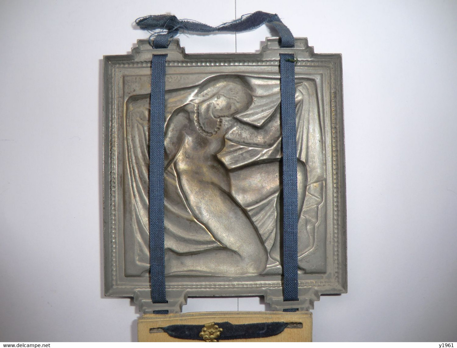 MARCEL RENARD.  1893-1974. Edit. gerbe d or paris. bas relief.  femme tenant un voile. TBE.