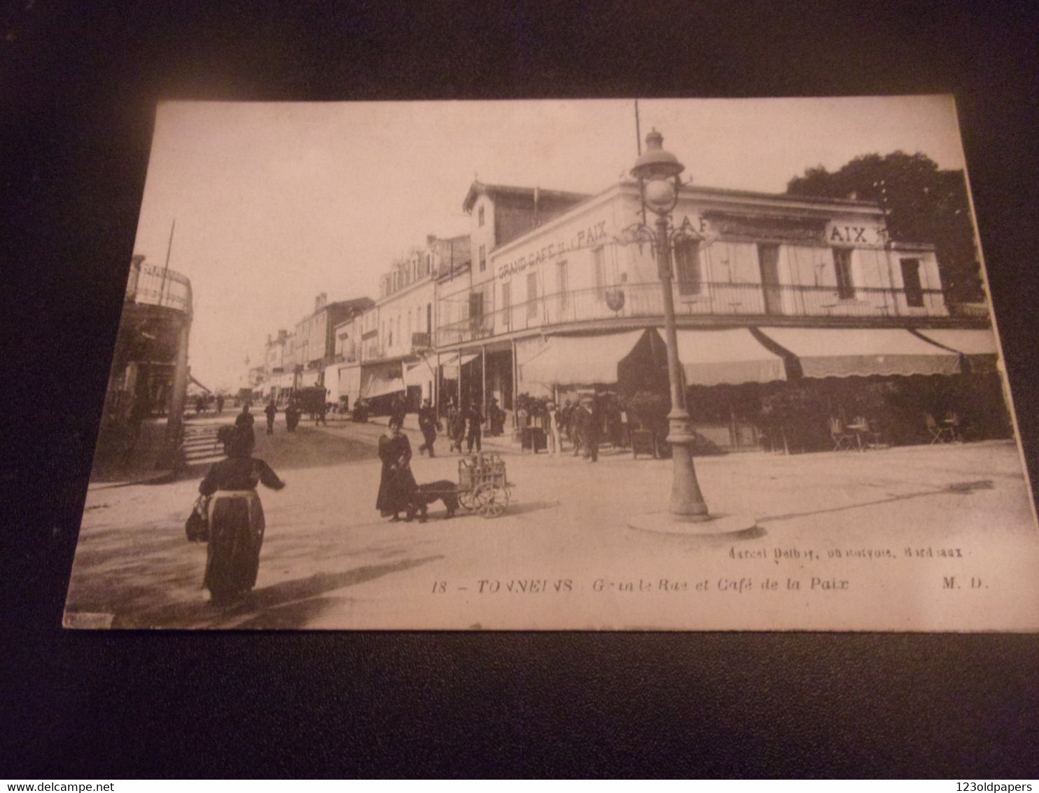 ♥️  TONNEINS GRANDE RUE ET CAFE DE LA PAIX ATTELAGE CHIEN  LAITIERE 1917 VOITURE A CHIEN - Tonneins