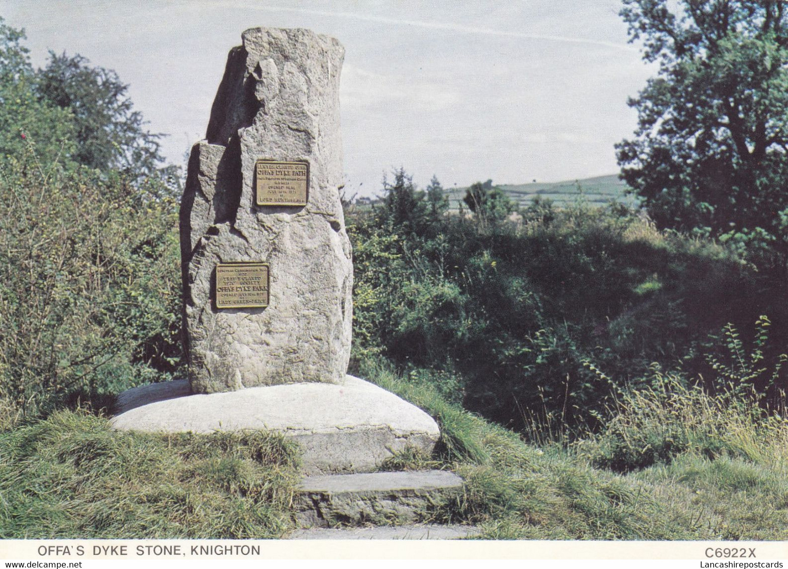 Postcard Offa's Dyke Stone Knighton My Ref B26129 - Radnorshire