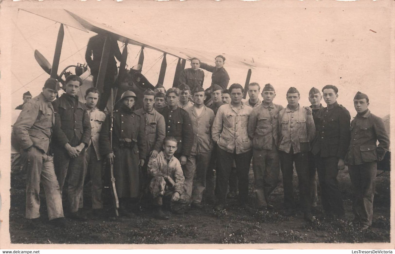 Photographie - Militaria - Aviation - Avion Ancien Avec Soldat - Photo De Groupe - Carte Postale Ancienne - Fotografia