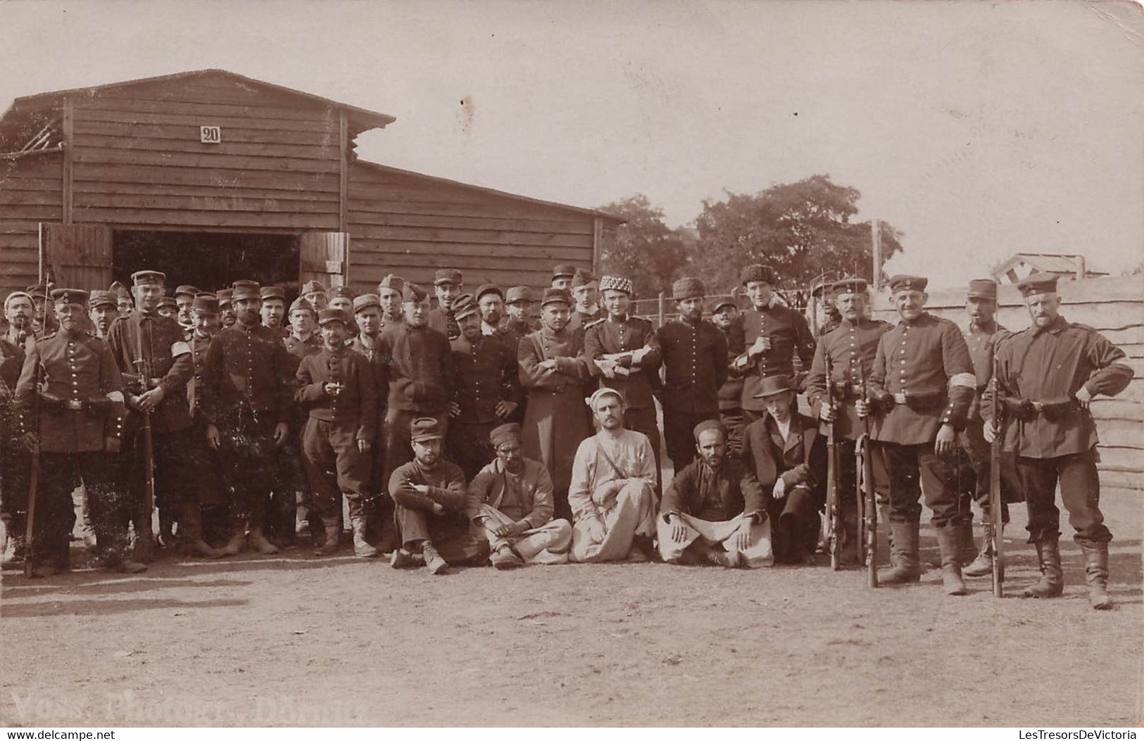 Photographie - Militaria - Soldats Poilus Et Zouaves - Souvenir De Captivité  - Photo De Groupe - Carte Postale Ancienne - Fotografia