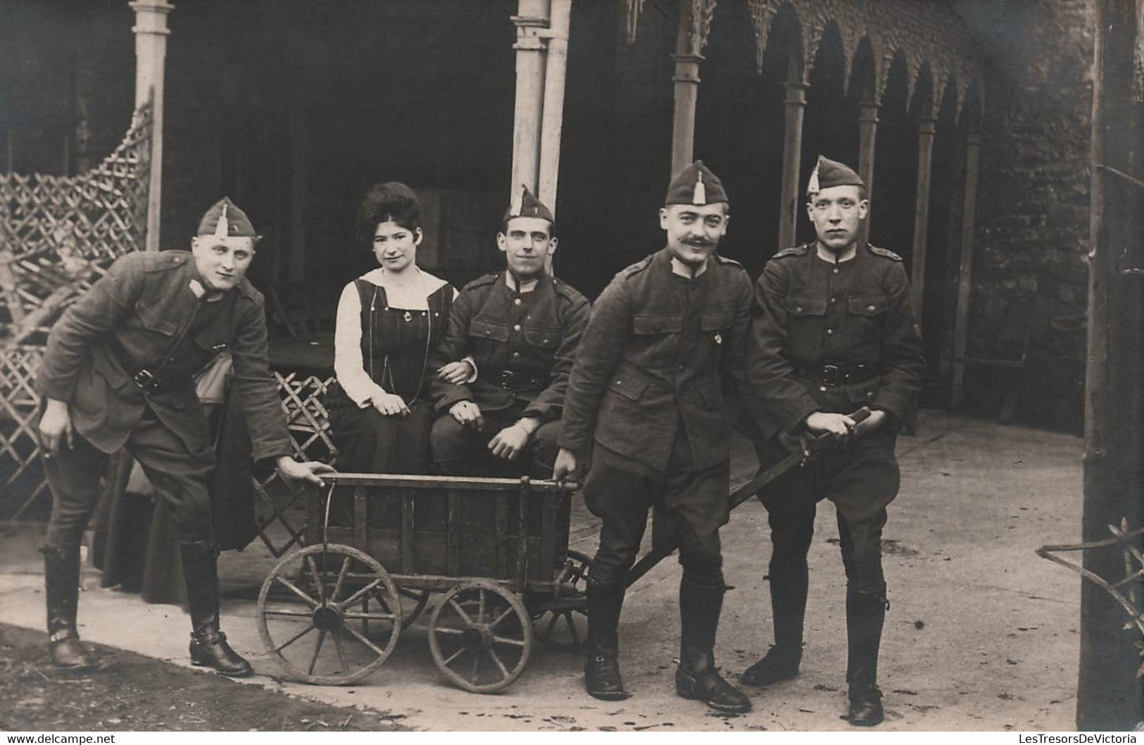 Photographie - Militaria - Soldats Avec Couple Dans Une Petite Charette - Humour - Carte Postale Ancienne - Fotografia