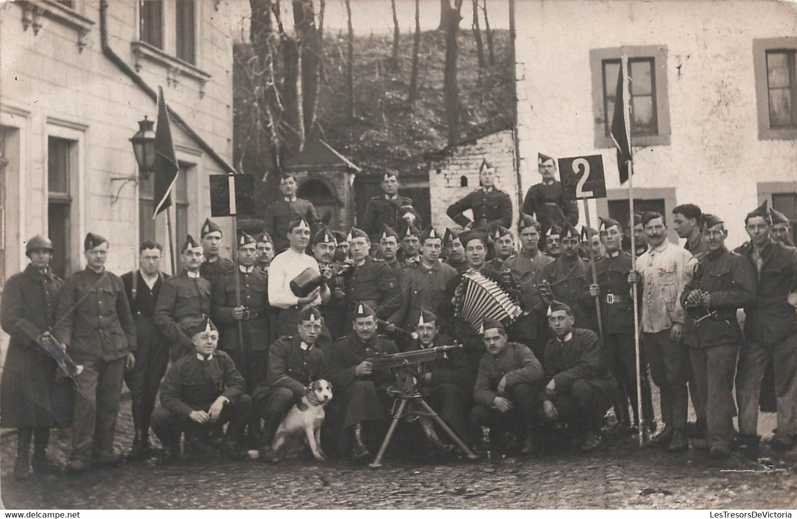 Photographie - Militaria - Photo De Groupe De Soldats Avec Mitraillette Et Accordeon - Carte Postale Ancienne - Fotografia