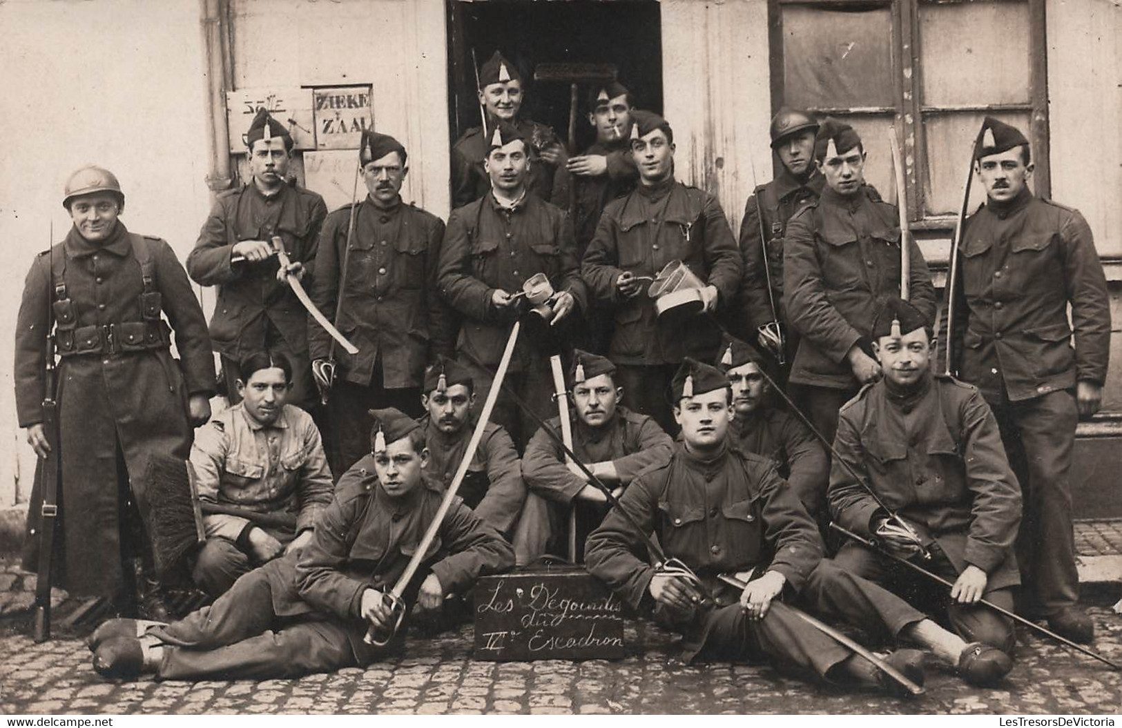 Photographie - Militaria - Photo De Groupe De Soldats Les Degourdis Du II Escadron - Sabre - Carte Postale Ancienne - Fotografia