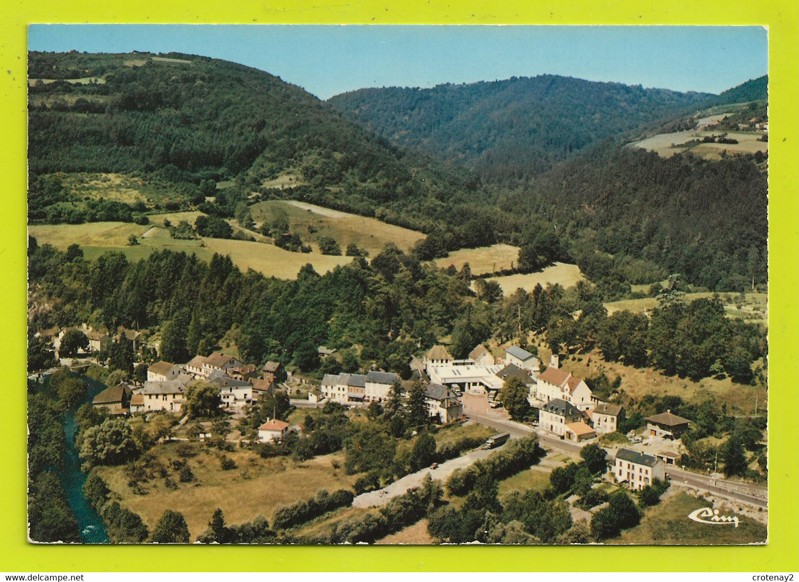 63 CHATEAUNEUF LES BAINS Vers St Gervais D'Auvergne Vue Générale Aérienne Nombreux Camions En 1972 - Saint Gervais D'Auvergne