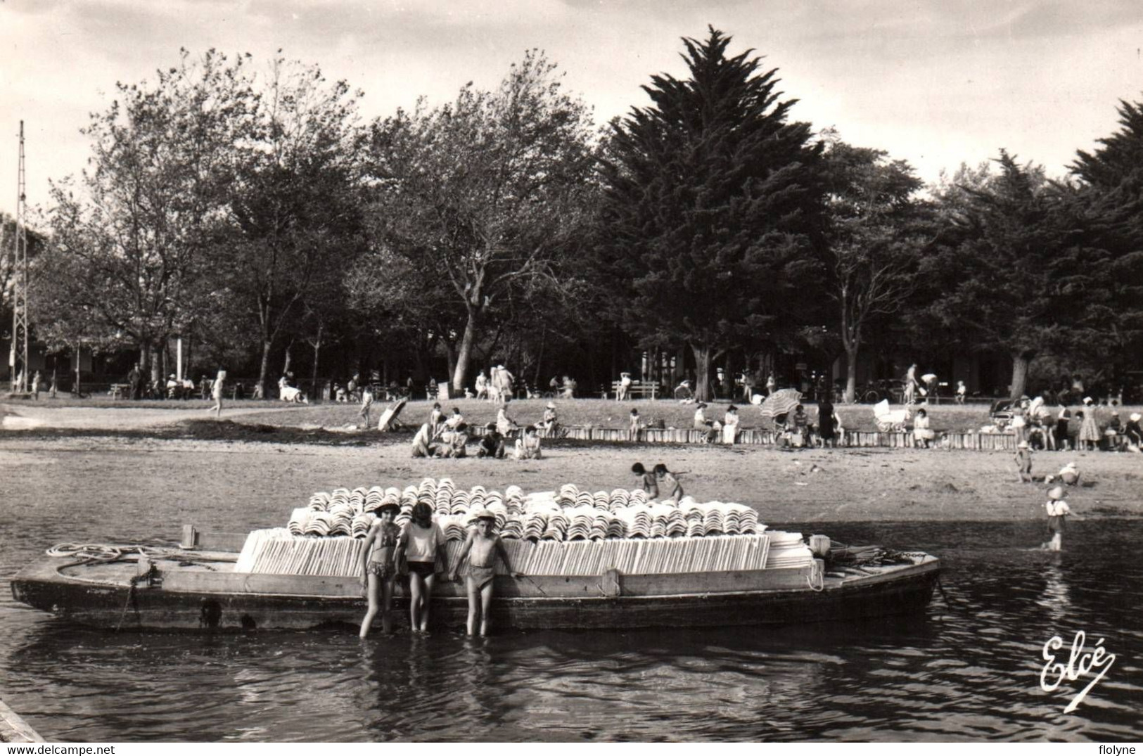 Arès - Un Coin De Plage - Bateau De Tuiles - Baigneurs - Arès