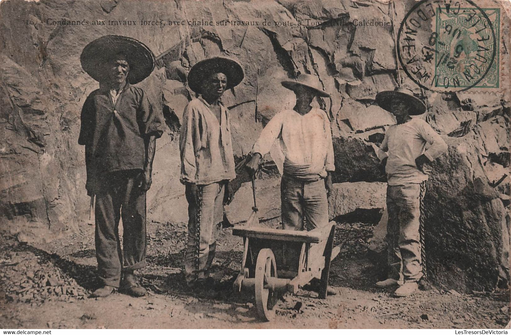 NOUVELLE CALEDONIE - Condamnés Aux Travaux Forcés Avec Chaine Sur Travaux De Route Tomo - Carte Postale Ancienne - Neukaledonien