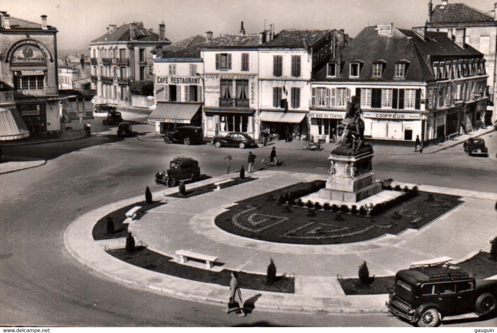 CPSM - COGNAC - Place François 1er - Edition Van-Eyk Rouleau - Cognac