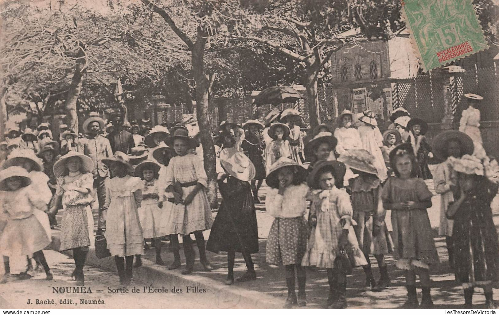 NOUVELLE CALEDONIE - Sortie De L'ecole Des Filles - Nouméa - J Raché Edit  - Carte Postale Ancienne - Nouvelle-Calédonie