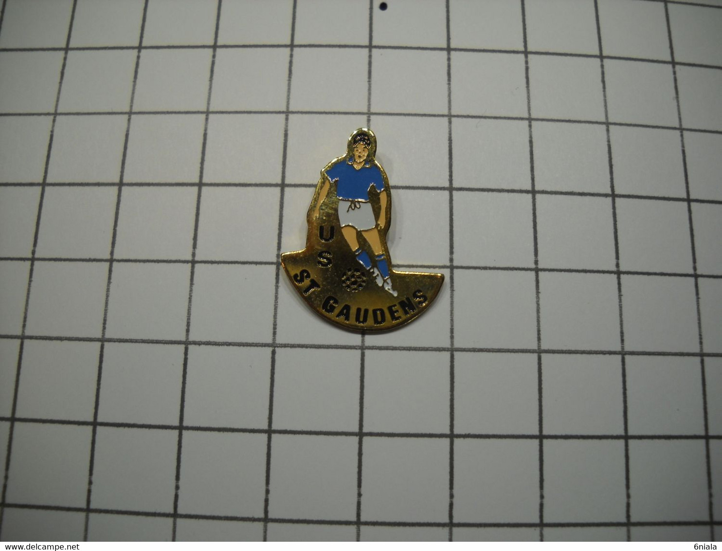 3111     PINS  Pin's   FOOTBALL FOOT US  Saint GAUDENS 31 Haute Garonne   Sports - Football