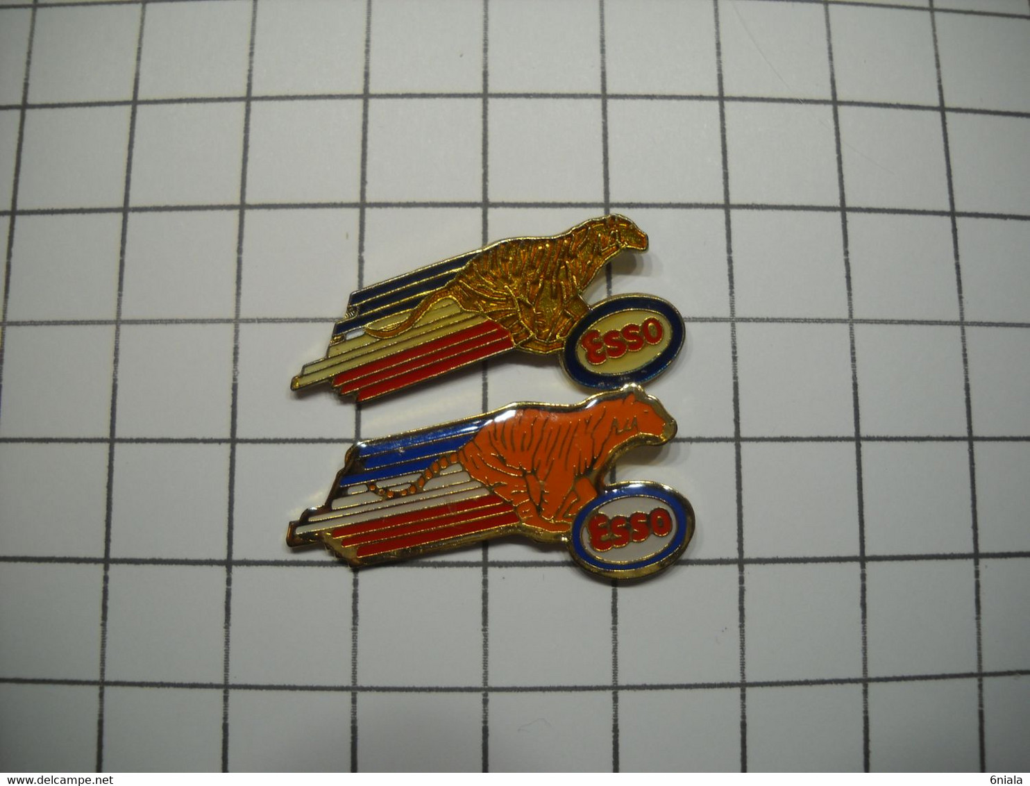 3117     PINS  Pin's  LOT De 2 PINS   ESSO TIGRE  2  Couleurs Différentes Carburants - Fuels