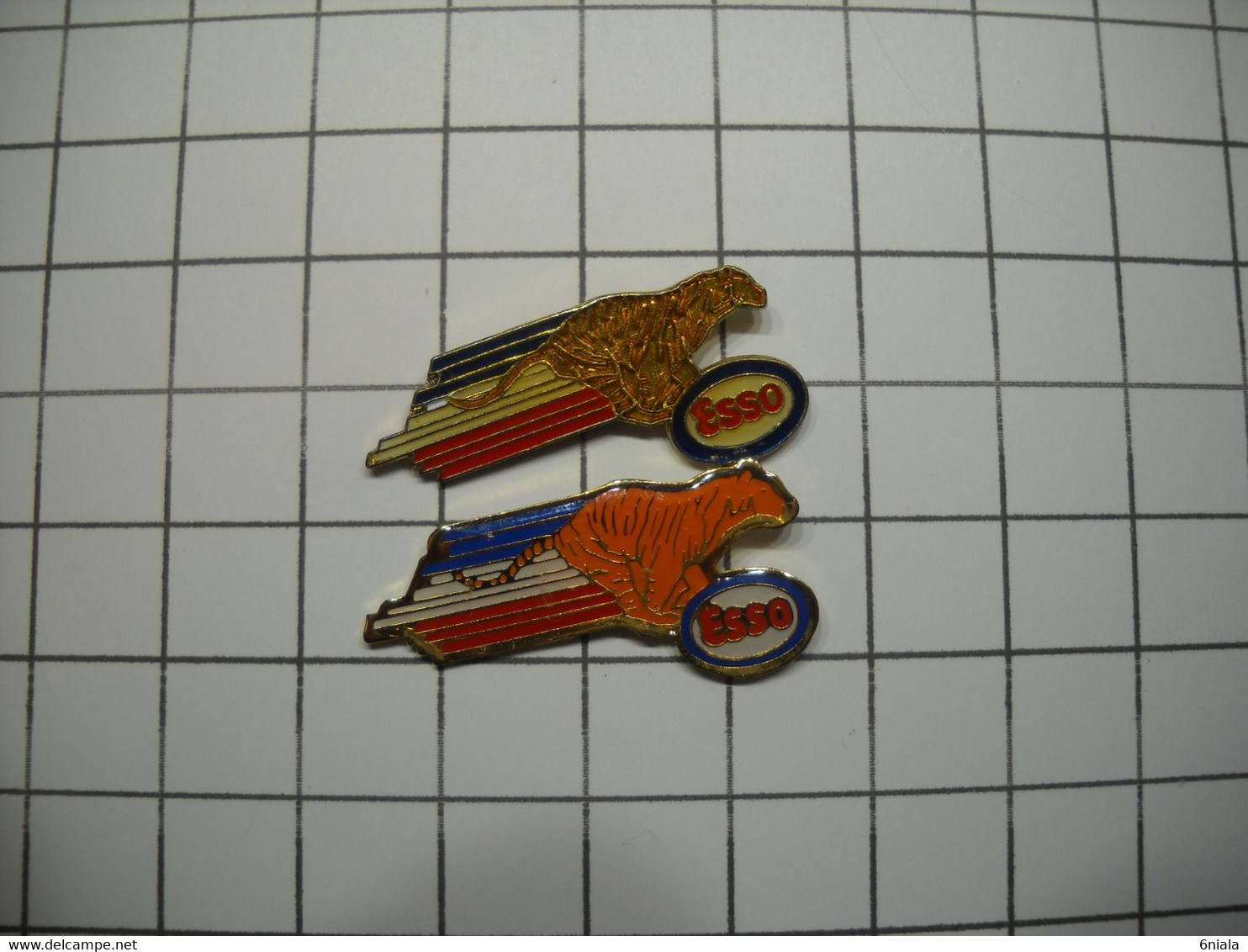 3117     PINS  Pin's  LOT De 2 PINS   ESSO TIGRE  2  Couleurs Différentes Carburants - Carburantes