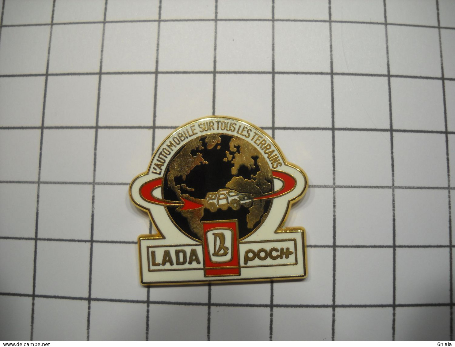 3122     PINS  Pin's    LADA POCH   L' Automobile Sur Tous Les Terrains   Voitures  Arthus Bertrand Rallye - Arthus Bertrand