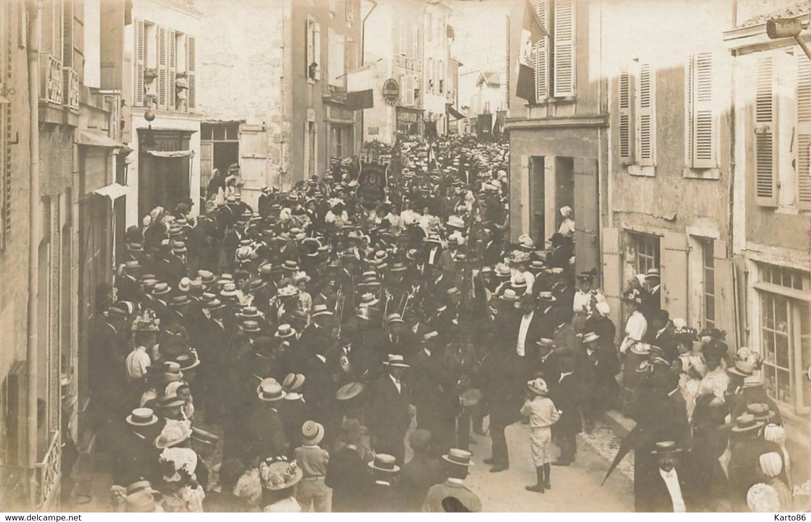 Mauzé * Carte Photo * Fête Locale , Fanfare Dans La Rue Principale * Groupe Estudianta Rochelaise * 1907 - Mauze Sur Le Mignon