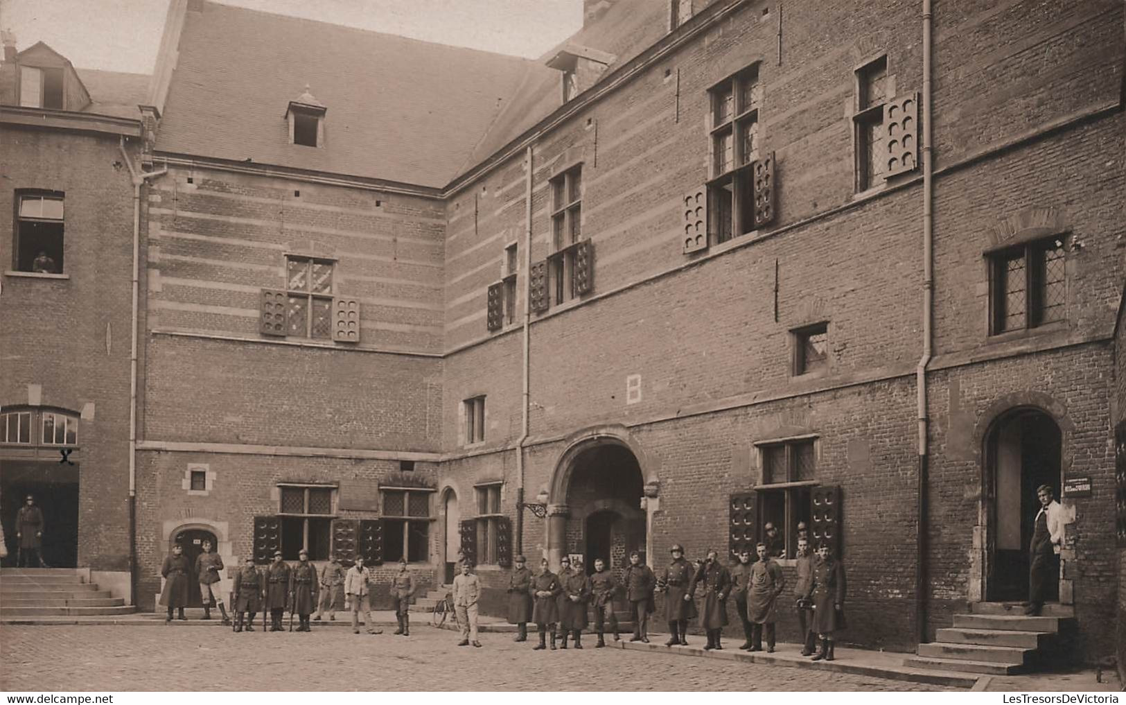 Militaria - Lot De 2 Cartes Photographies De Militaires Dans Une Caserne - Carte Postale Ancienne - Kasernen