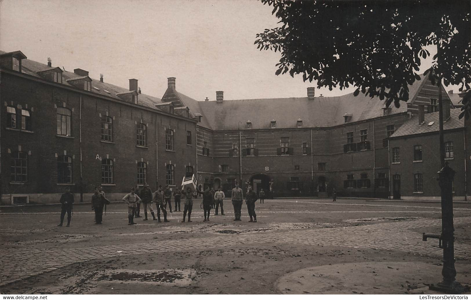 Militaria - Lot De 2 Cartes Photographies De Militaires Dans Une Caserne - Carte Postale Ancienne - Caserme