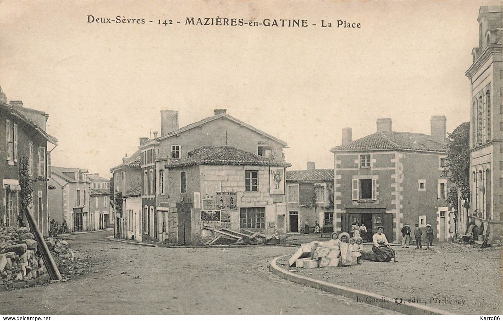 Mazières En Gatine * La Place Du Village * Villageois - Mazieres En Gatine