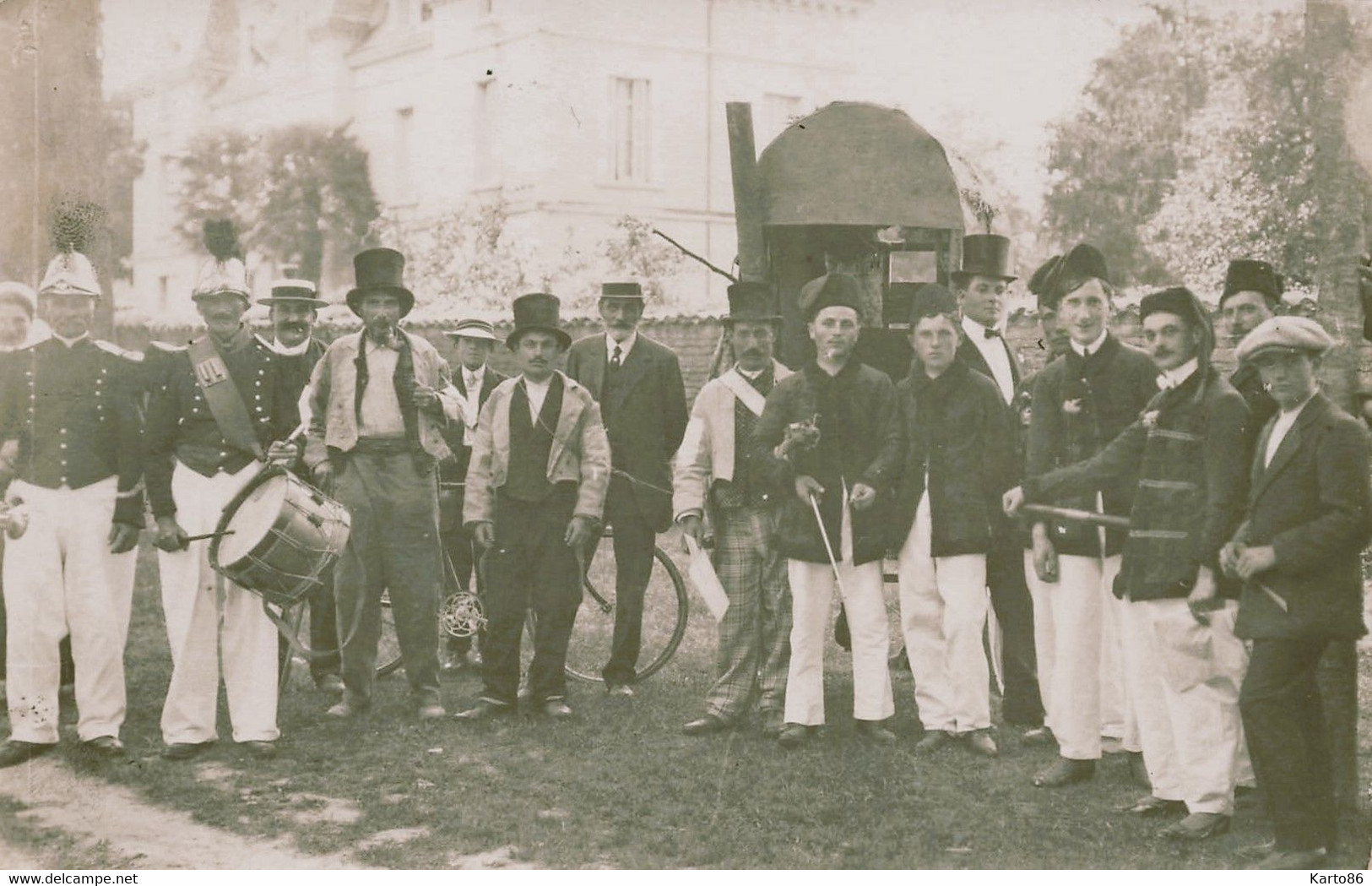 Mauzé Sur Le Mignon * Carte Photo * Les Sapeurs Pompiers , Tambour De Ville * Jour De Fête Ou Carnaval Cavalcade - Mauze Sur Le Mignon