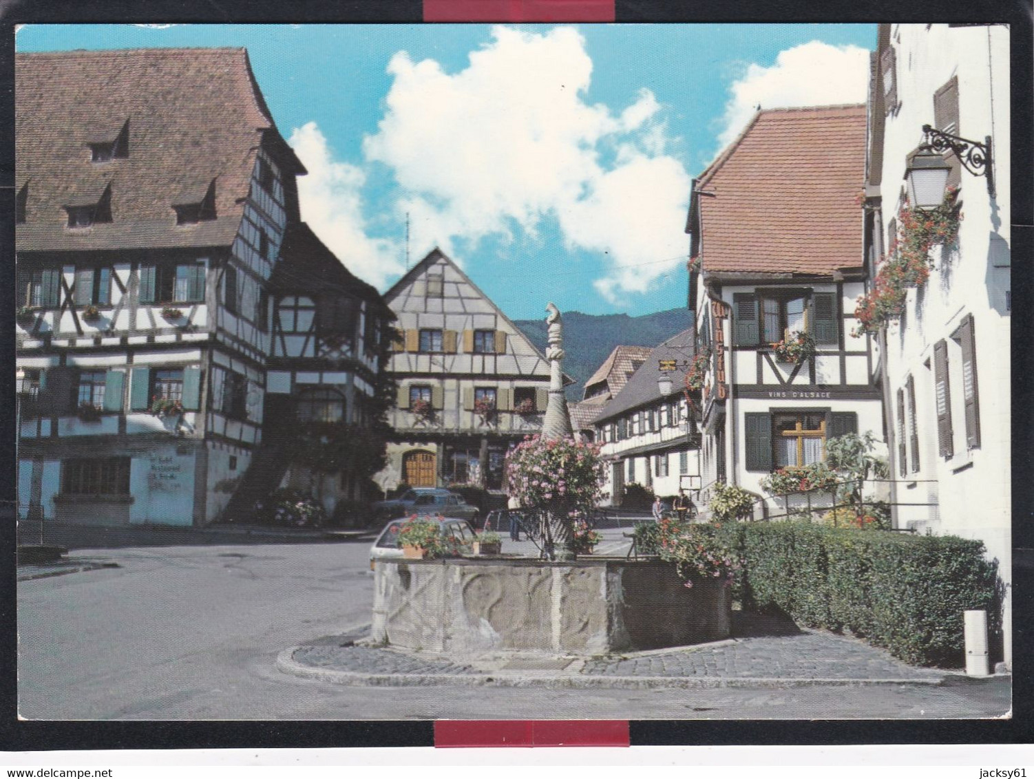 67 - Dambach La Ville - Place Du Marché Et Fontaine De L'ours Entourée De Vieilles Maisons Richement Fleuries - Dambach-la-ville