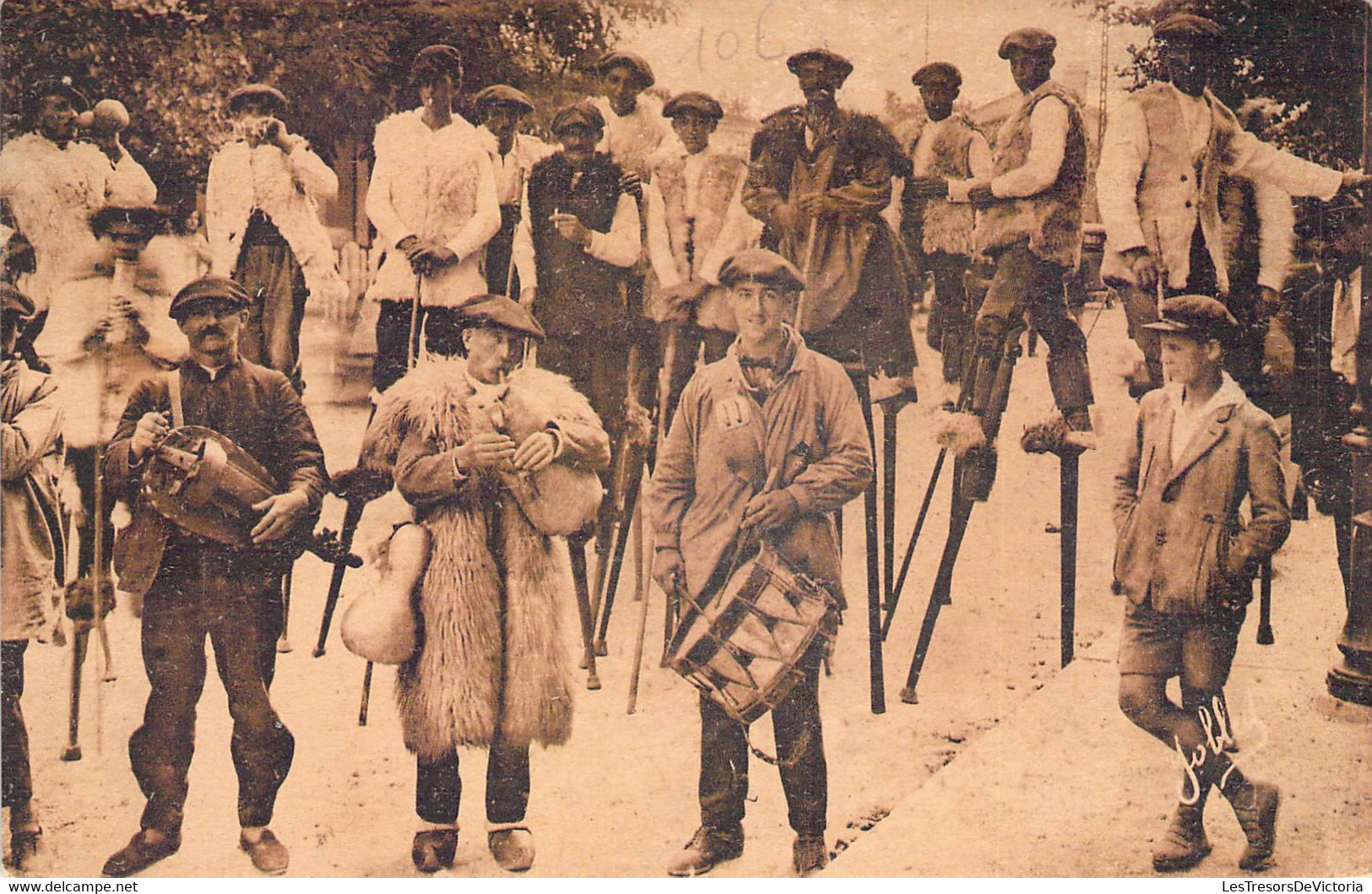 FRANCE - PAYS LANDAIS - Groupe D'échassiers - Musiciens - Tambour - Carte Postale Ancienne - Music