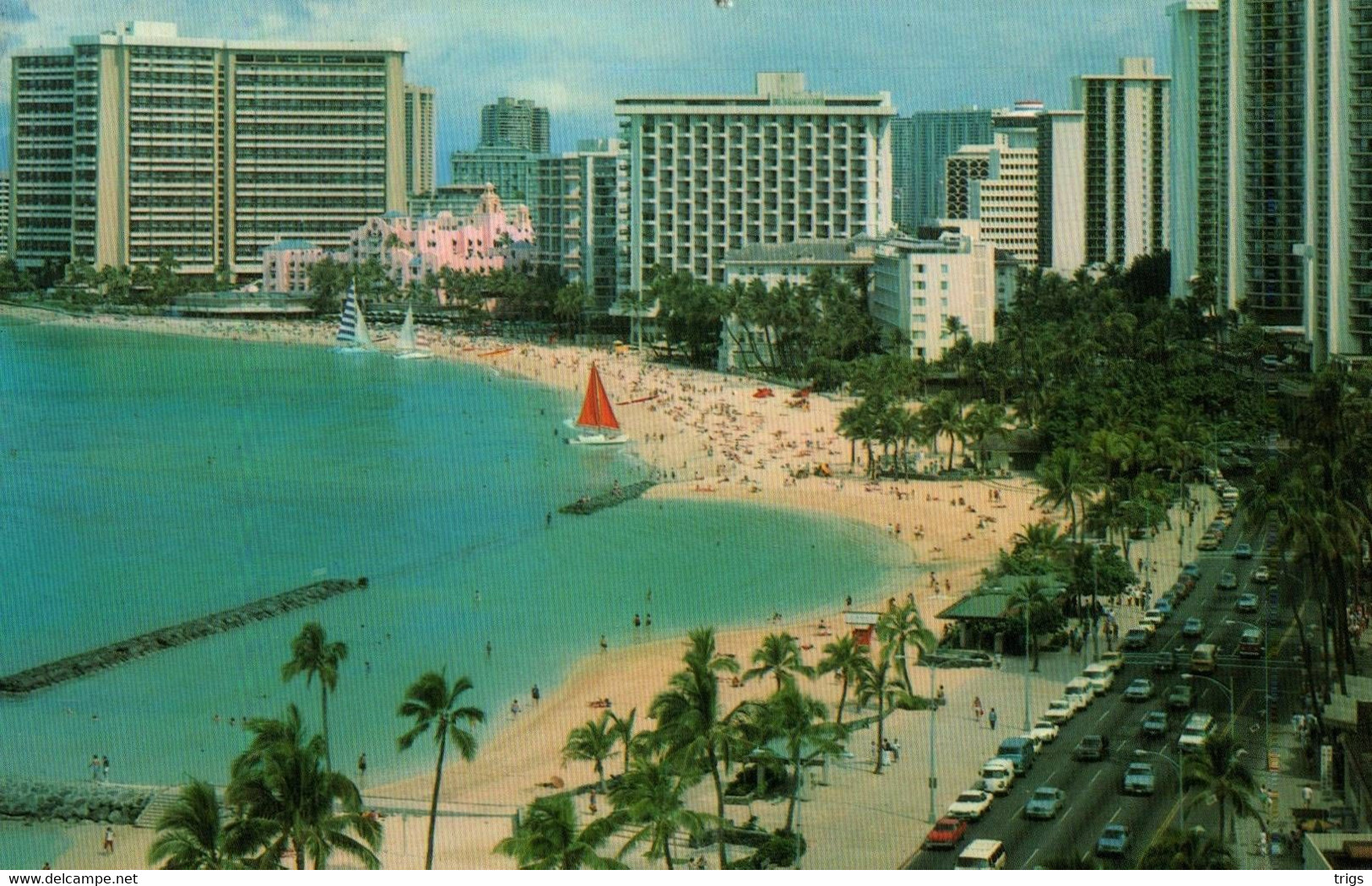 Hawaï - Royal Hawaiian Hotel Linking Waikiki Beacht On One Side And Kalakaua Avenue On The Other - Hawaï