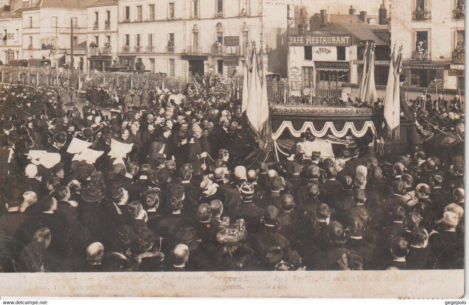LA RICHE - Un Rassemblement En 1907 Devant Le Café-Restaurant V.Petit  - Au Vin De Chinon ( Carte Photo ) - La Riche