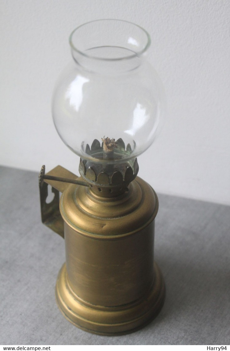Petite Lampe à Pétrole Laiton - Kronleuchter, Kandelaber & Kerzenhalter