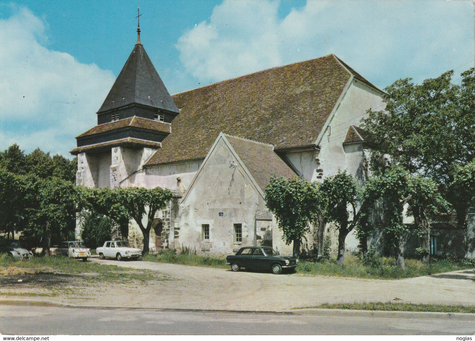 89 - HERY - TRES BELLE CARTE PHOTO EN COULEUR DE L'EGLISE DU VILLAGE - VEHICULES AUTOMOBILES - 2 SCANNS - - Hery