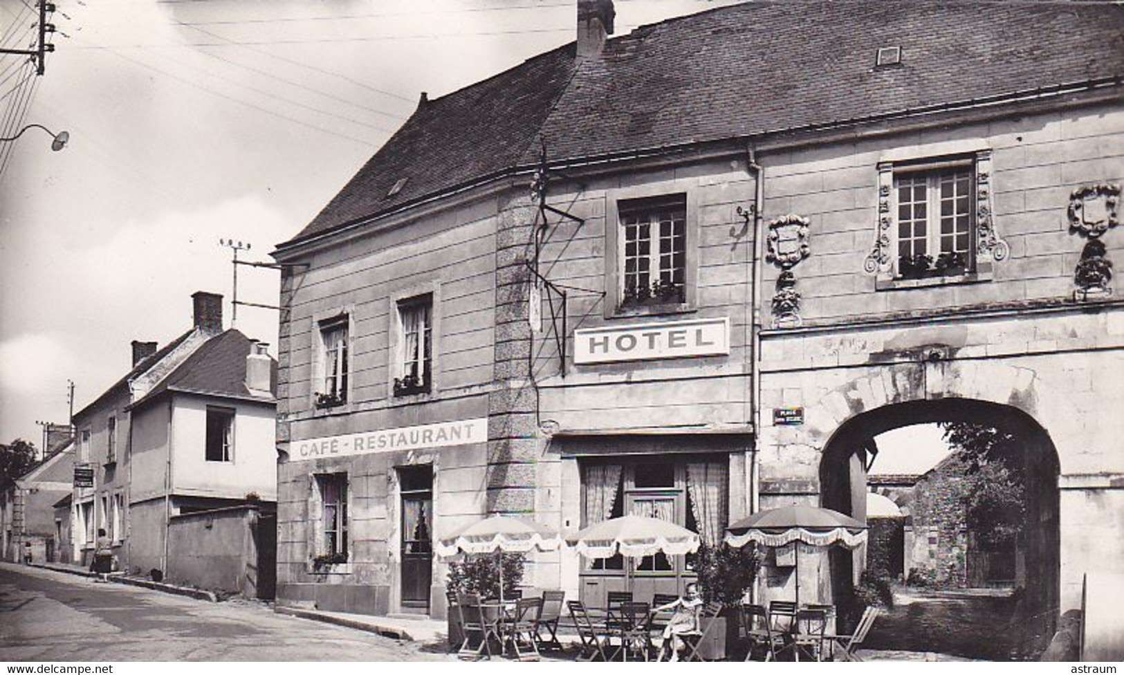 Cpa -72- Ptuffe -- Hotel De " L'oiseau Couronné ", Place Du Mal Leclerc -edi Dolbeau N°8357 - Tuffe