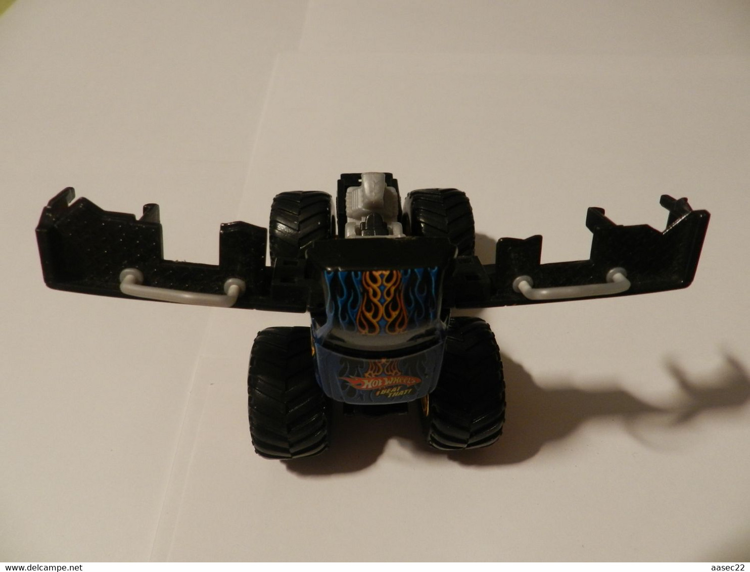 Hotwheels    Monster Truck  (Monster Beat That ) L 9cm     ***  3812  *** Springt Open Bij Botsing - HotWheels