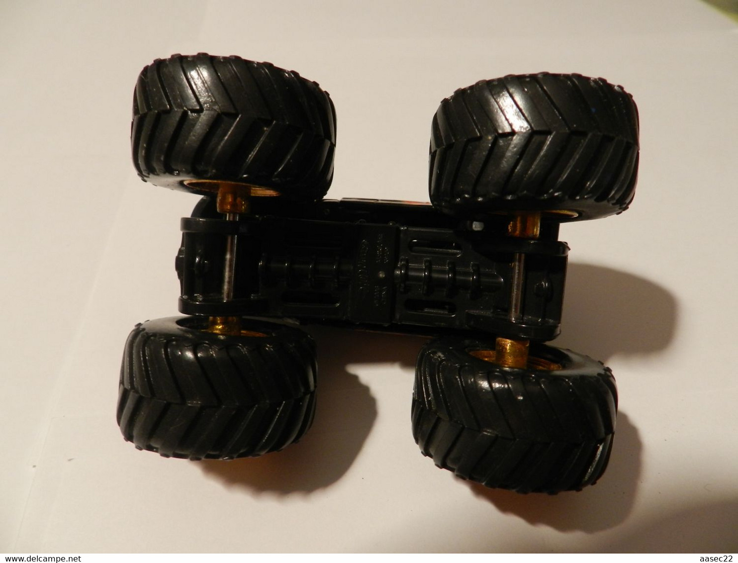 Hotwheels    Monster Truck  (Monster Beat That ) L 9cm     ***  3812  *** Springt Open Bij Botsing - HotWheels