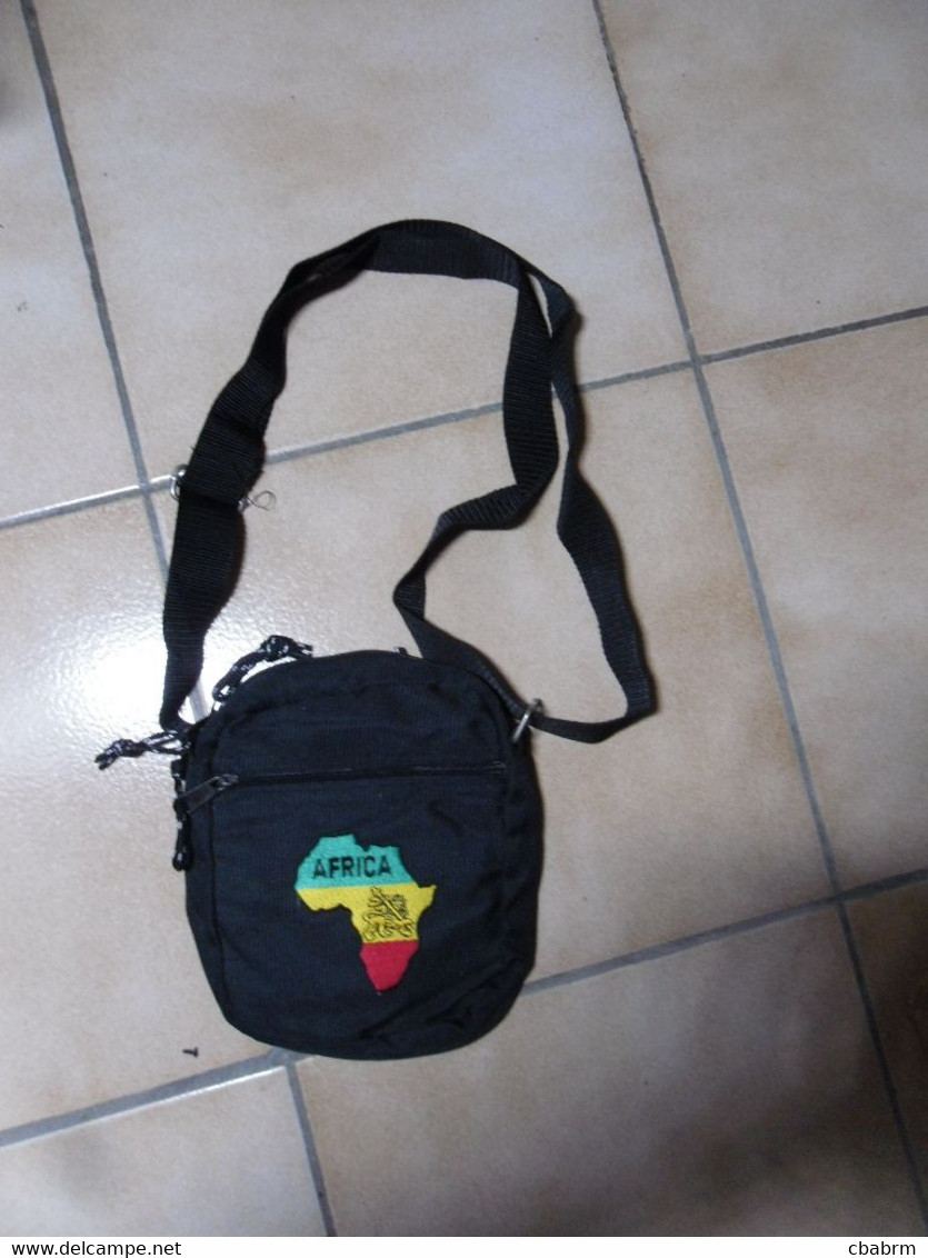 SACOCHE - PETIT SAC A BANDOULIERE REGLABLE - AFRICA VERT JAUNE ROUGE REGGAE LION - Autres & Non Classés