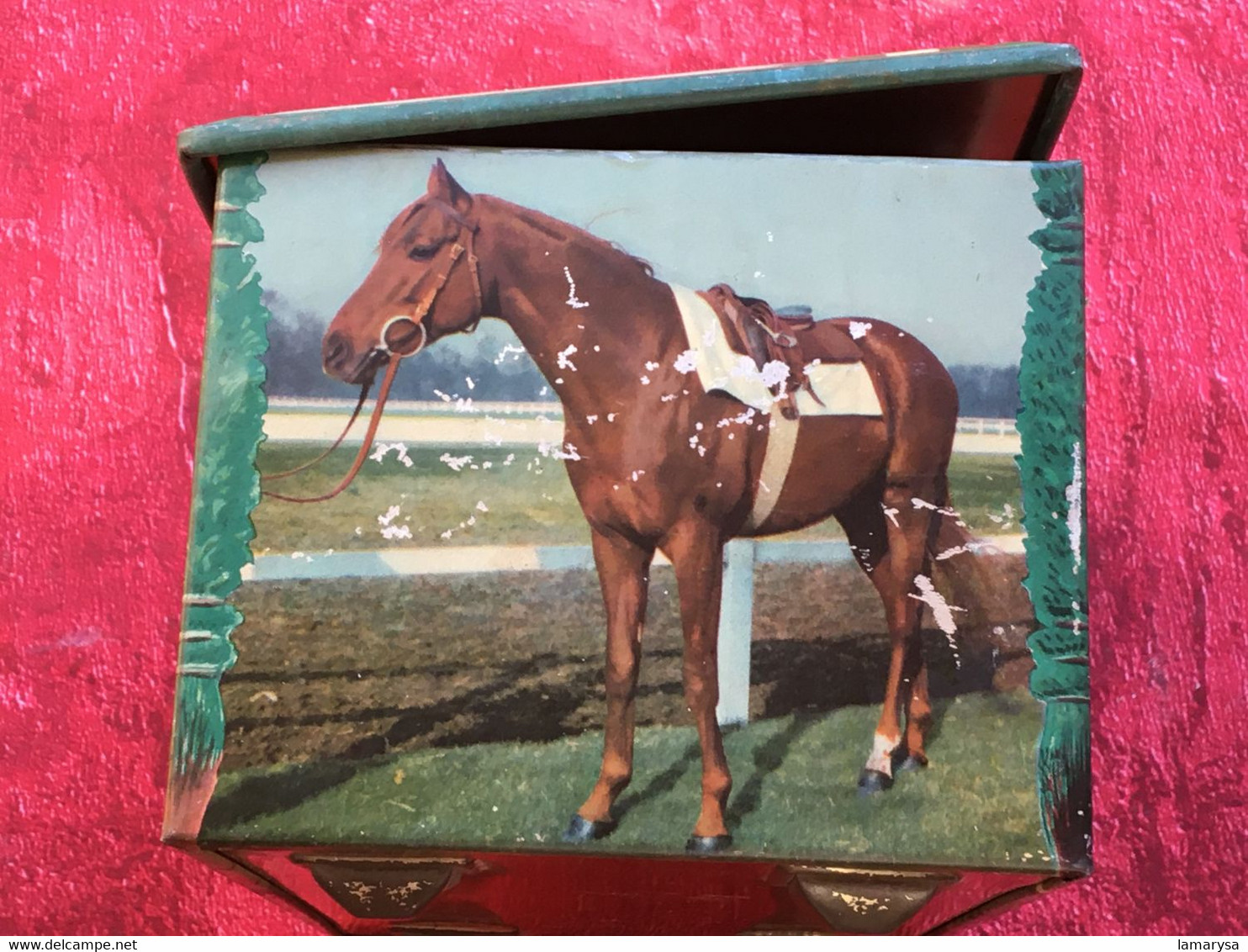 Boite Vintage publicitaire en tole pour biscuit illustration chevaux-hippisme-jockey- equitation