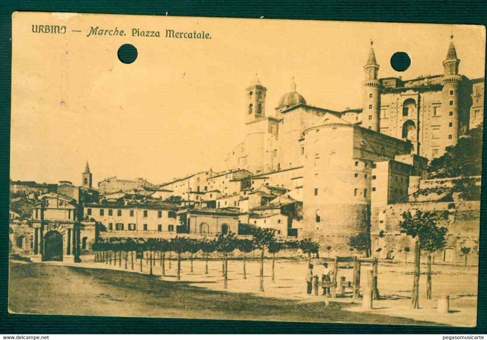 G111 - URBINO PIAZZA MERCATALE ANIMATA  1911 NB FORI SULLA CARTOLINA - Urbino