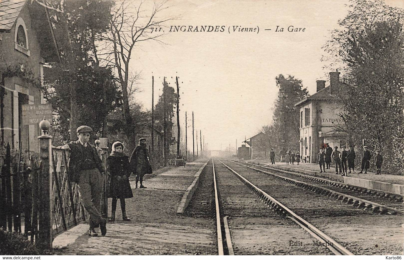 Ingrandes * * Vue Sur La Gare Du Village * Ligne Chemin De Fer * Villageois - Ingrandes